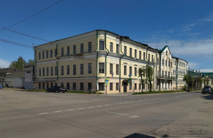 Здание 3-х этажное, общ.пл. 2845,9 кв.м, земельный участок, общ.пл. 2074 кв.м: Ярославская область, г. Ростов, ул. Покровская (бывш. Ленинская), д. 40